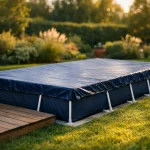 Bâche de protection bleue tendue sur une piscine rectangulaire hors sol Bestway dans un jardin