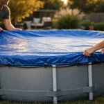 Pose d'une bâche d'hivernage sur piscine tubulaire Intex ronde dans un jardin