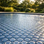 Bâche à bulles posée dans le bon sens sur une piscine enterrée bleue