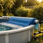 Enrouleur bâche à bulles positionné sur une piscine hors sol ronde en aluminium
