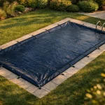 Bâche d'hivernage bleue installée sur piscine rectangulaire 6x3 m
