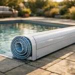 Volet roulant automatique sur une piscine résidentielle rectangulaire