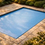 Bâche à bulles sur mesure posée sur une piscine rectangulaire